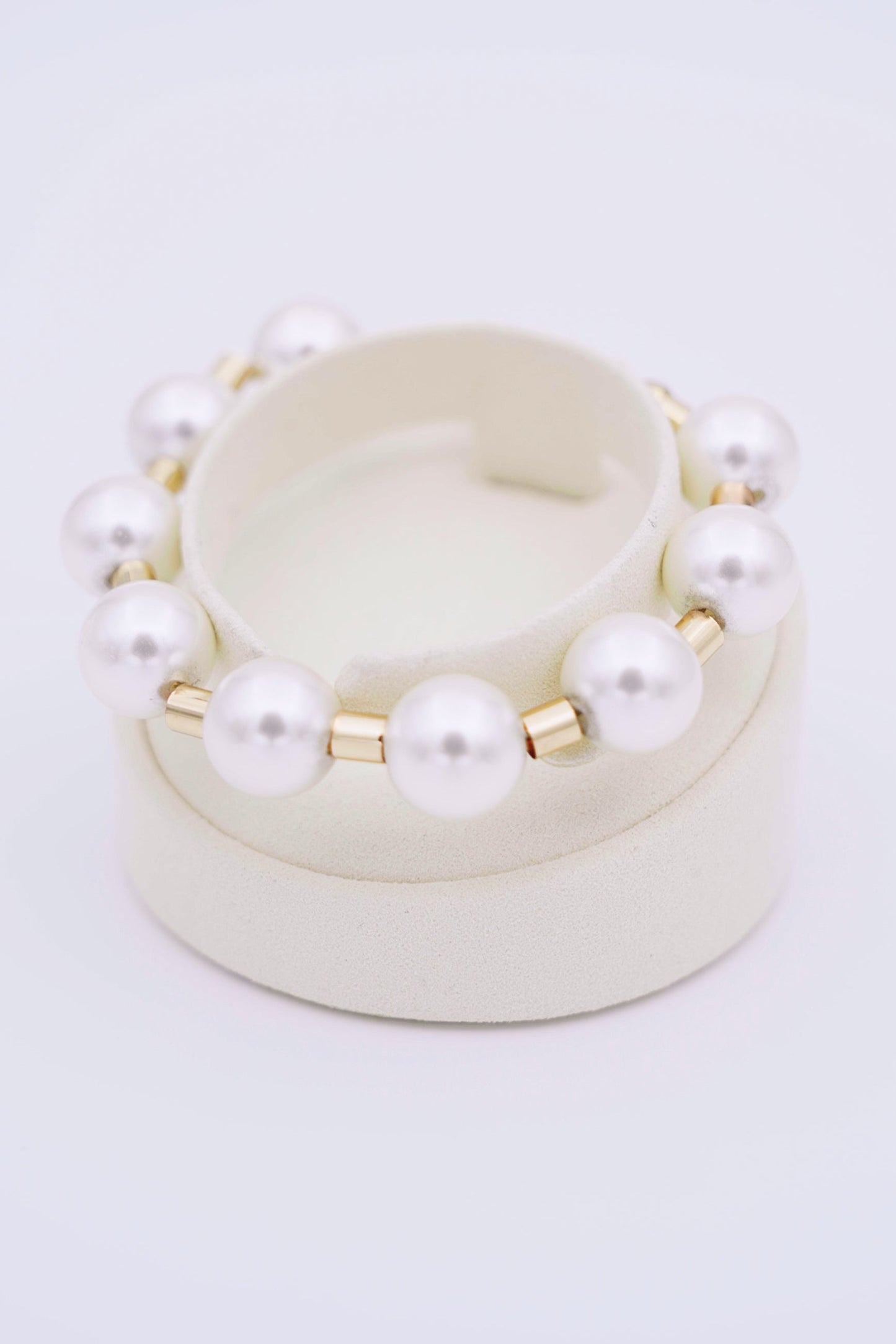 Gold-Tone Bracelet with Pearl Detail – Elegant & Lightweight Finish